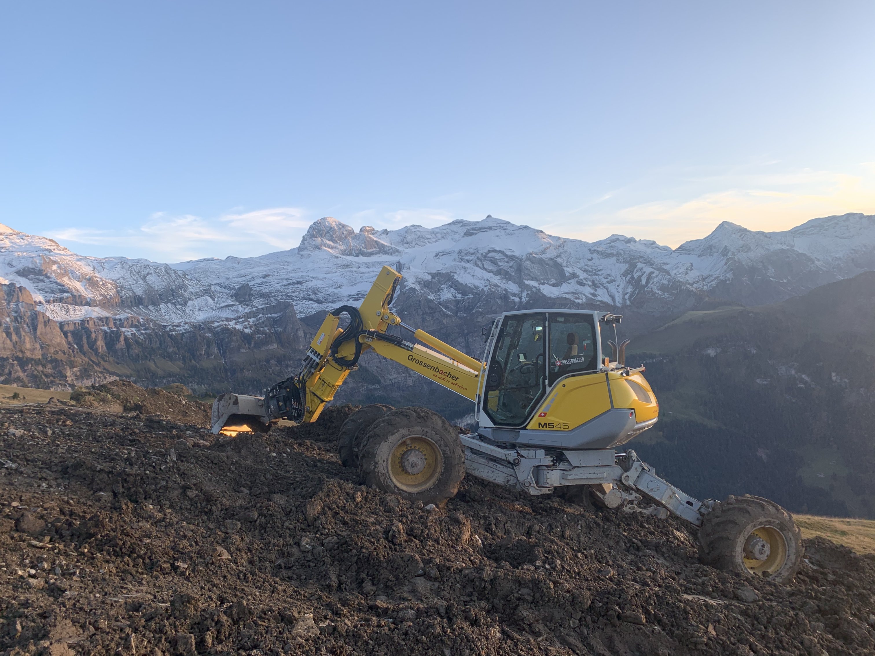 Bild eines Baggers in schwierigier Hanglage.